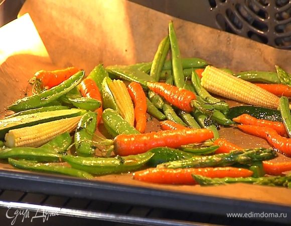 Отправить овощи под гриль и готовить 5–7 минут, периодически переворачивая их.