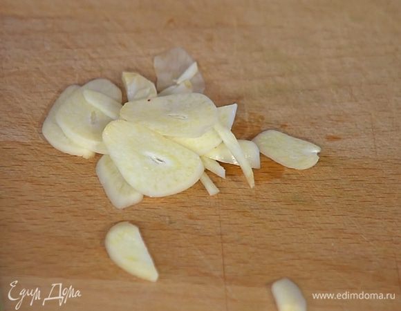 Чеснок почистить и нарезать тонкими полосками.