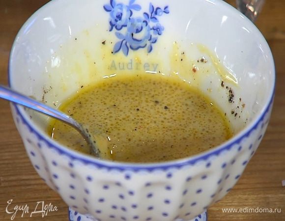 Приготовить заправку: соединить горчицу, лимонный сок, оливковое масло, пасту харисса, посолить, поперчить и перемешать.