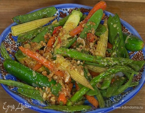 Готовые овощи переложить на тарелку, полить заправкой и посыпать хрустящим крамблом.