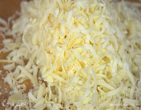Сыр натереть на мелкой терке.
