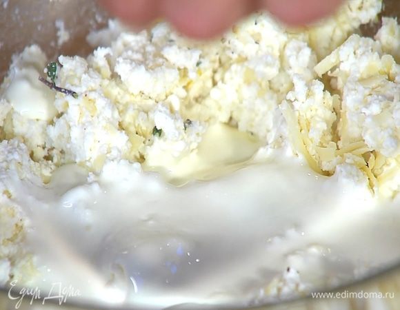 Влить сливки и перемешать.