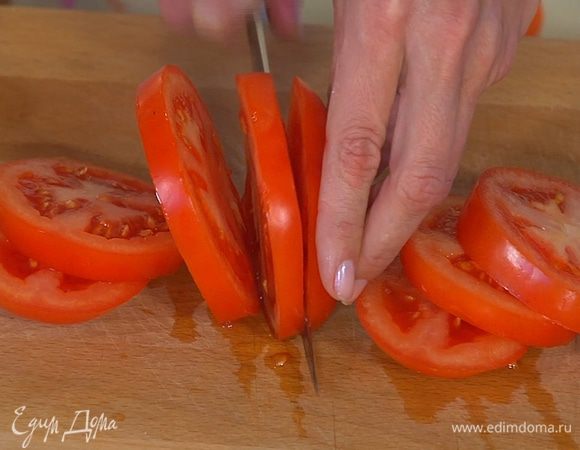 Помидоры нарезать толстыми кружками.