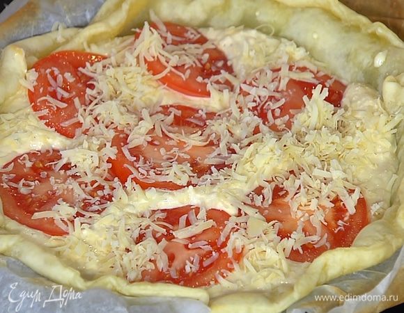 Посыпать оставшимся сыром.
