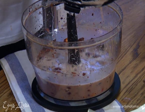 В блендер к измельченным оливкам и миндалю влить уксус, лимонный сок, 1 стакан теплой воды и оливковое масло, добавить яйцо и все еще немного взбить.