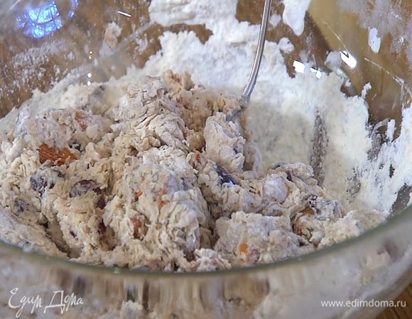 Перемешать 350 г муки с разрыхлителем, влить оливково-миндальную массу и вымесить тесто руками (если нужно, всыпать еще 1–2 ст. ложки муки).