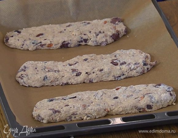 Сформировать из теста три плоских батончика и выложить их на противень.
