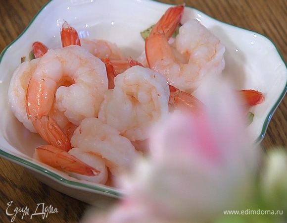 Креветки предварительно отварить и почистить.