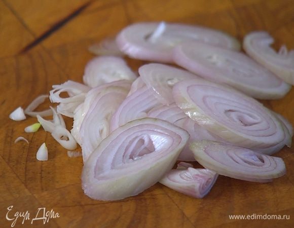 Шалот почистить и нарезать тонкими кольцами.