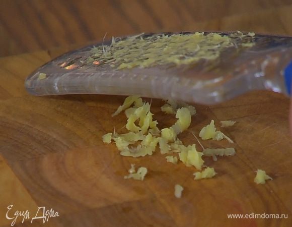Имбирь почистить, натереть на мелкой терке и добавить к шалоту.
