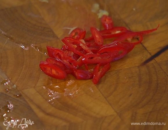 Чили вместе с семенами порезать тонкими кольцами.