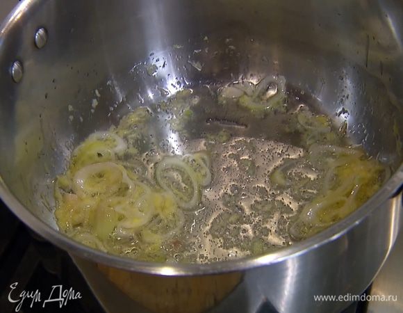 Нарезанный чеснок и перец чили добавить к шалоту с имбирем, все перемешать.