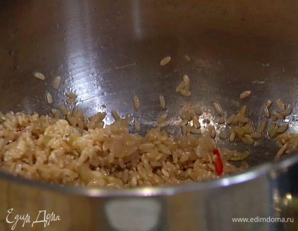 Влить рыбный соус, всыпать рис, еще раз перемешать и прогревать 1‒2 минуты, чтобы рис пропитался всеми ароматами.