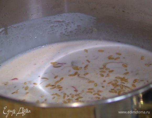 Добавить кокосовое молоко, пасту карри и все растереть, так чтобы не было комочков.