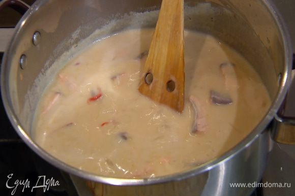 Семгу нарезать небольшими кусочками, добавить в суп и варить еще 5 минут.