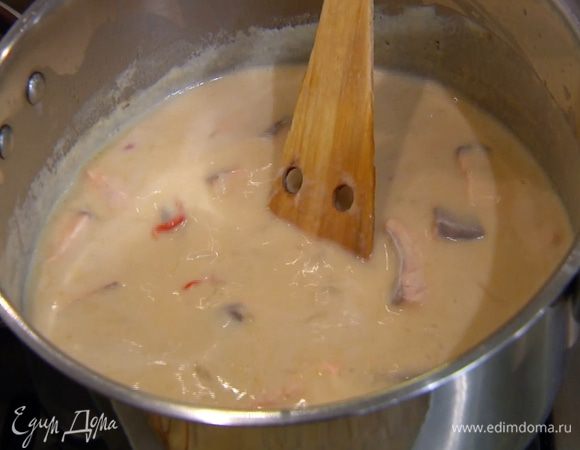 Семгу нарезать небольшими кусочками, добавить в суп и варить еще 5 минут.