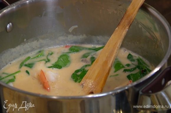 Когда суп будет практически готов, добавить креветки и шпинат, влить соевый соус, все перемешать.