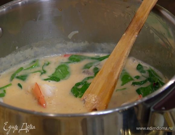 Когда суп будет практически готов, добавить креветки и шпинат, влить соевый соус, все перемешать.