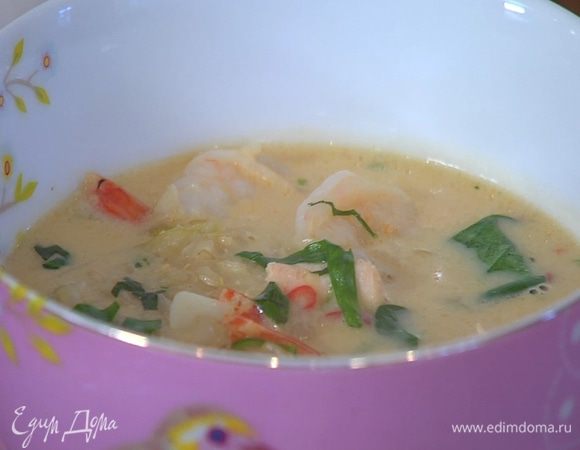 Листья кинзы и базилика мелко порубить, добавить в суп, перемешать и снять кастрюлю с огня.