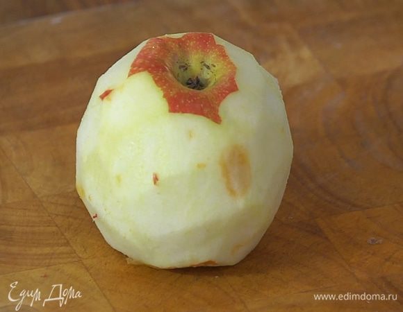 Яблоки очистить от кожуры и, удалив сердцевину, нарезать крупными дольками.