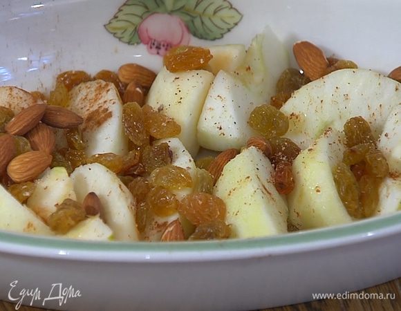 Яблочные дольки выложить в жаропрочную керамическую форму, сбрызнуть лимонным соком, посыпать изюмом, корицей и мускатным орехом.