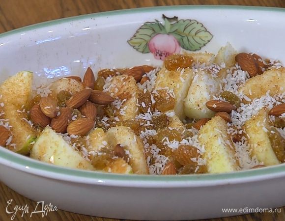 Сверху присыпать миндалем, сахаром и кокосовой стружкой.