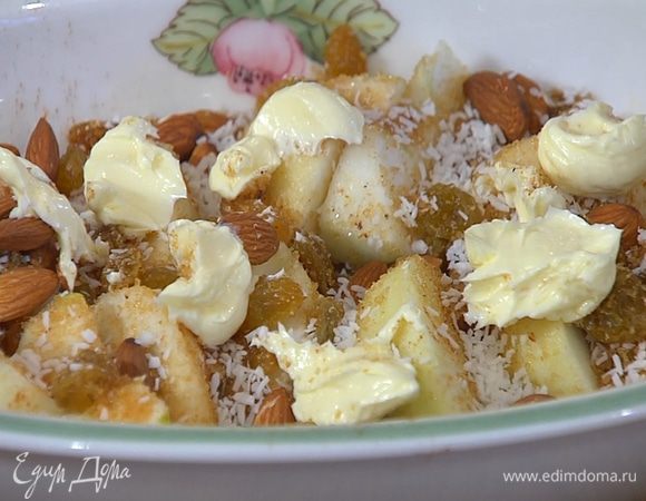 Сливочное масло порезать небольшими кусочками и разложить сверху на яблоки.