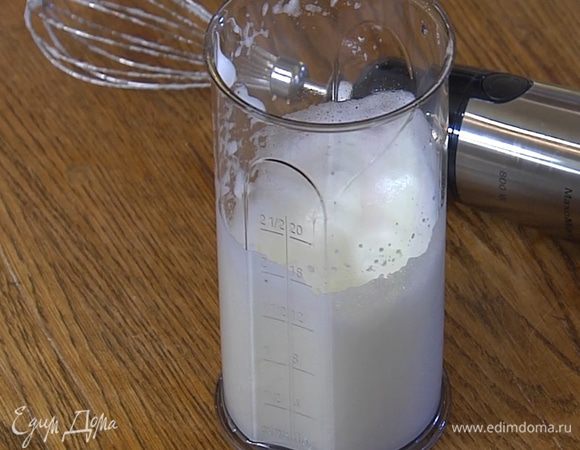 Белки взбить в плотную пену.