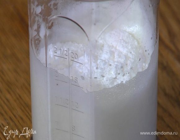 Продолжая взбивать, ввести по одной ложке сахарную пудру.