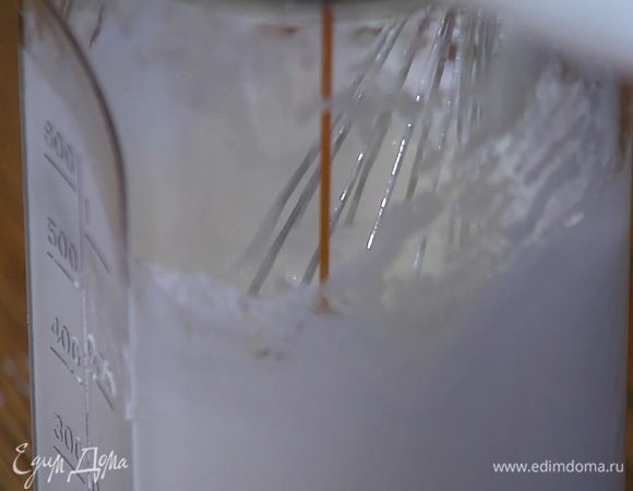 Добавить ванильный экстракт и взбивать еще 1–2 минуты.