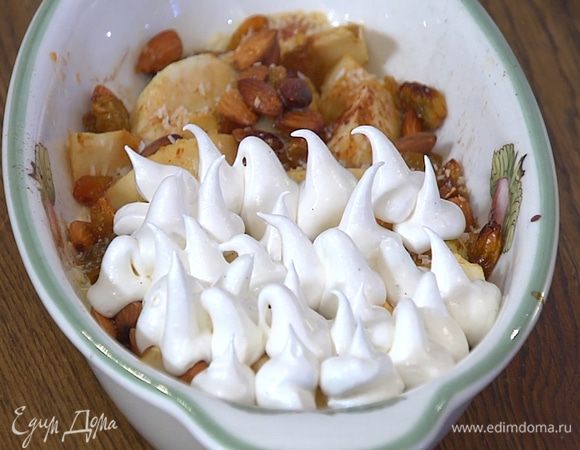 Поместить белковый крем в кондитерский мешок с фигурной насадкой и выдавить сверху на подпеченные яблоки.