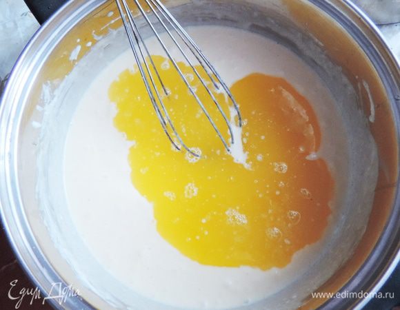 Теперь добавляем к полученной массе растопленный и охлажденный до комнатной температуры маргарин и снова все перемешиваем.