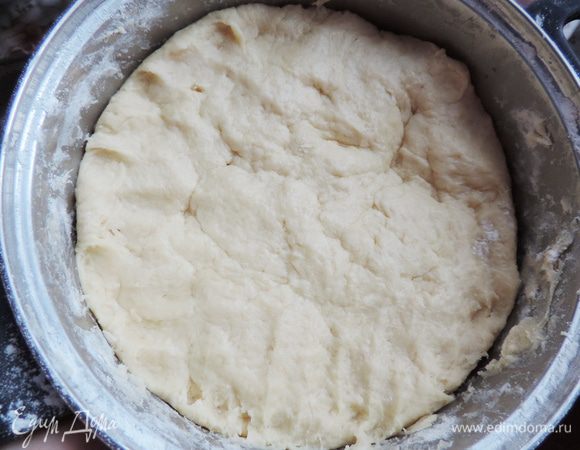 Три стакана муки высыпаем сразу, предварительно муку желательно просеять. Четвертый стакан подсыпаем постепенно и замешиваем мягкое тесто. Оно не должно липнуть к рукам. Готовое тесто ничем не накрываем и убираем в холодильник на час.
