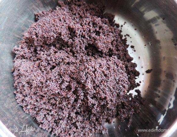 Пока тесто ждет в холодильнике, займемся начинкой. Мак залить кипятком, накрыть емкость с маком крышкой, через 20 минут слить всю воду. Я мак откидываю на мелкое сито, так удобнее слить всю воду.
Затем к маку добавляем сахар и густой абрикосовый джем, погружным блендером немного взбиваем массу.
Осталось добавить к начинке яблоки, очищенные и нарезанные мелким кубиком. У меня яблоки сорта Симиренко, среднего размера.
Фото готовой начинки, к сожалению, получилось размытым, а я это увидела только сегодня. Так что решила его в рецепт не добавлять, так как никакой художественной и информативной ценности оно в себе не несет.