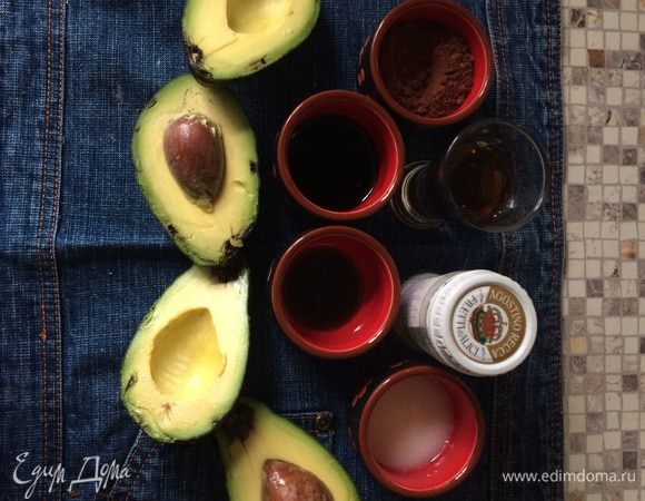 Все ингредиенты достаем, разрезаем авокадо пополам. 