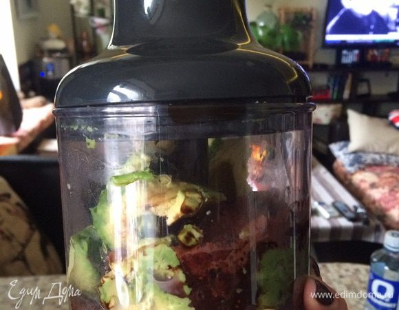 Кокосовое масло (если конечно вы сейчас не в тропиках) в нашем климате твердеет, поэтому его нужно растопить 20 сек в микроволновке. Соли буквально 2-е крупинки для подчеркивания вкуса сиропа. С соевым соусом  тоже аккуратно - 1/3 чайной ложки для начала, потом добавите, если что. Складываем всё в блендер. И пробиваем качественно, пару раз останавливаясь и собирая со стенок, взбиваем до однородности - это минуты 3-4. 