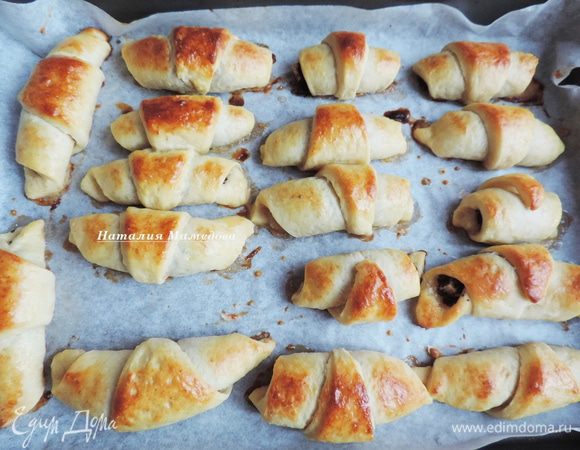 Выпекаем наши изделия в разогретой до 180 градусов духовке примерно 20-25 минут до зарумянивания.