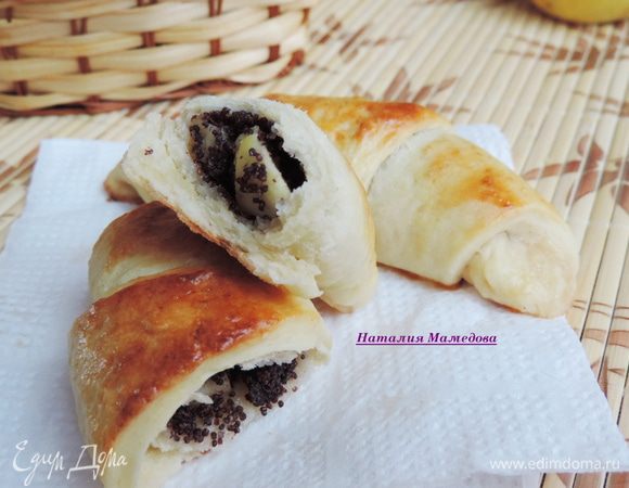 Очень рекомендую попробовать теплый рогалик с холодным молоком. Это очень вкусно.
Приятного аппетита!