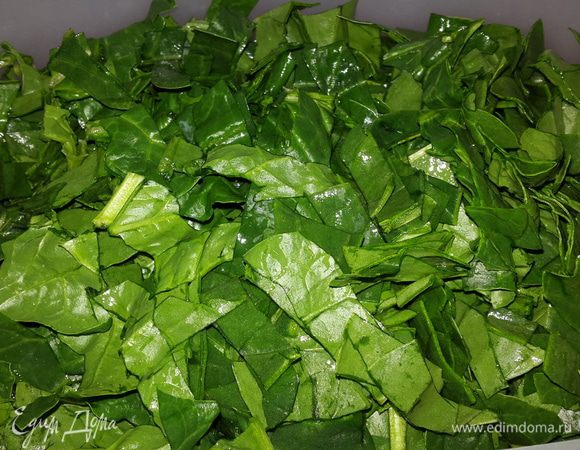 Шпинат перебираем, моем и режем соломкой.