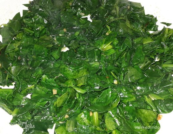 Добавляем шпинат и тушим до мягкости. 

