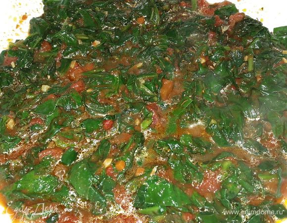 Добавляем к шпинату готовый итальянский томатный соус (у меня был Napoletana от Barilla), солим, перчим, добавляем сухой базилик, перемешиваем, тушим на медленном огне 3 минуты и выключаем.

Параллельно отвариваем пасту триколор до состояния "аль-денте"