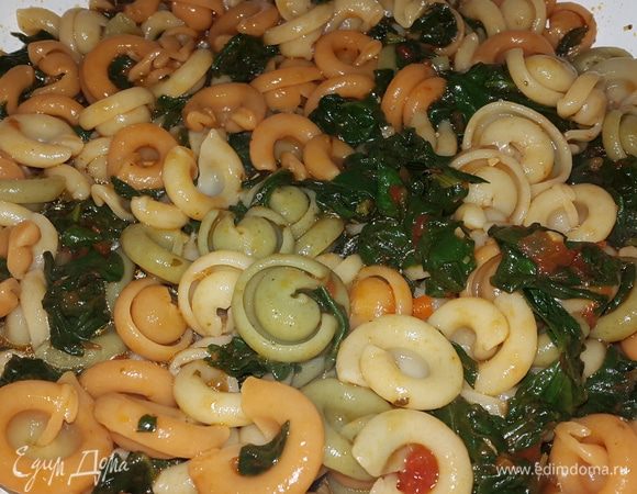 Соедниняем пасту и соус, перемешиваем, прогреваем пару минут и сразу же подаем.