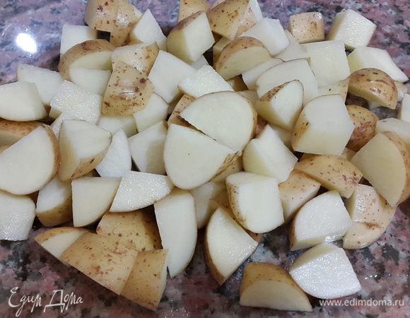 Некрупный молодой картофель тщательно моем и нарезаем небольшими кубиками