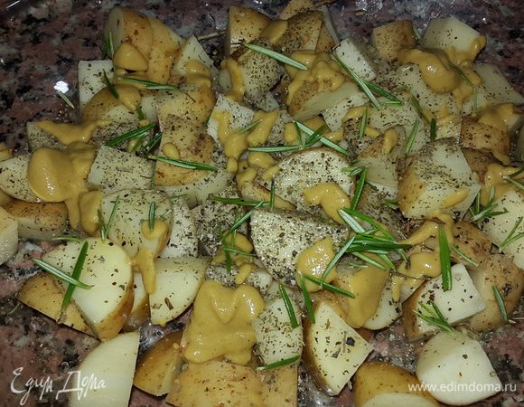 Сбрызгиваем лимонным соком и оливковым маслом, солим, посыпаем сушеным базиликом. Добавляем горчицу и розмарин, тщательно перемешиваем руками, лучше в одноразовых перчатках.