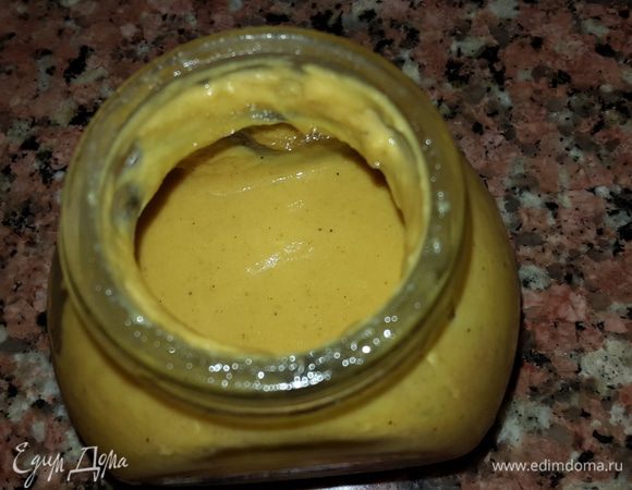 Горчица в Турции совсем не такая как у нас, какая-то желтая и совсем не острая. Поэтому я делаю её сама из русского горчичного порошка и рассола от корнишонов например. Этому быстрому и шикарному рецепту научила меня пару лет назад землячка Наталья, которой за это отдельное спасибо)

Вообщем, берем маленькую баночку, насыпаем туда горчичный порошок, рассол процеживаем и нагреваем, чтобы он был теплый. Добавляем рассол и тщательно перемешиваем до однородности, подсыпаем порошок, постепенно доводя горчицу до нужной вам консистенции. Далее закрываем крышкой и ставим в теплое место на 10-12 часов. Вы поймете, что горчица готова, когда открыв её, она "ударит вас в нос")