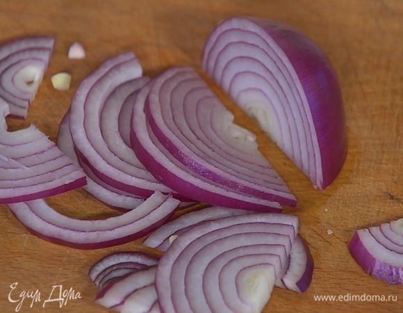 Красный лук почистить и нарезать полукольцами.