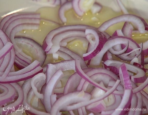 Разогреть в сковороде сливочное масло и 1–2 ст. ложки оливкового масла и обжарить лук.