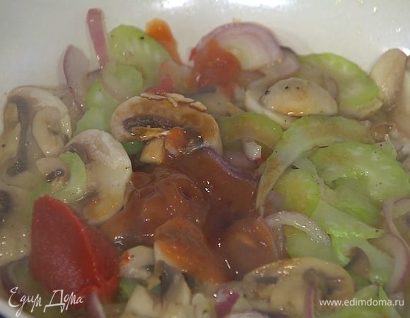 Сельдерей тонко порезать, выложить к грибам и обжаривать 2–3 минуты, затем добавить томатную пасту, кетчуп и вустерширский соус, все перемешать.