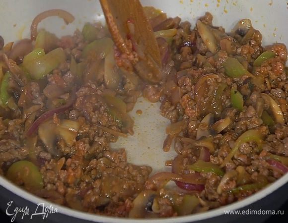 Фарш отправить в сковороду с грибами и, помешивая, обжаривать до готовности.