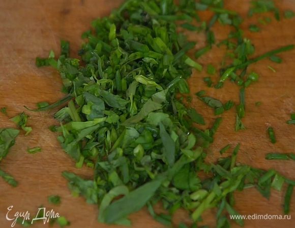 Шнитт-лук и листья тархуна мелко порубить, добавить к фаршу с грибами, все перемешать.